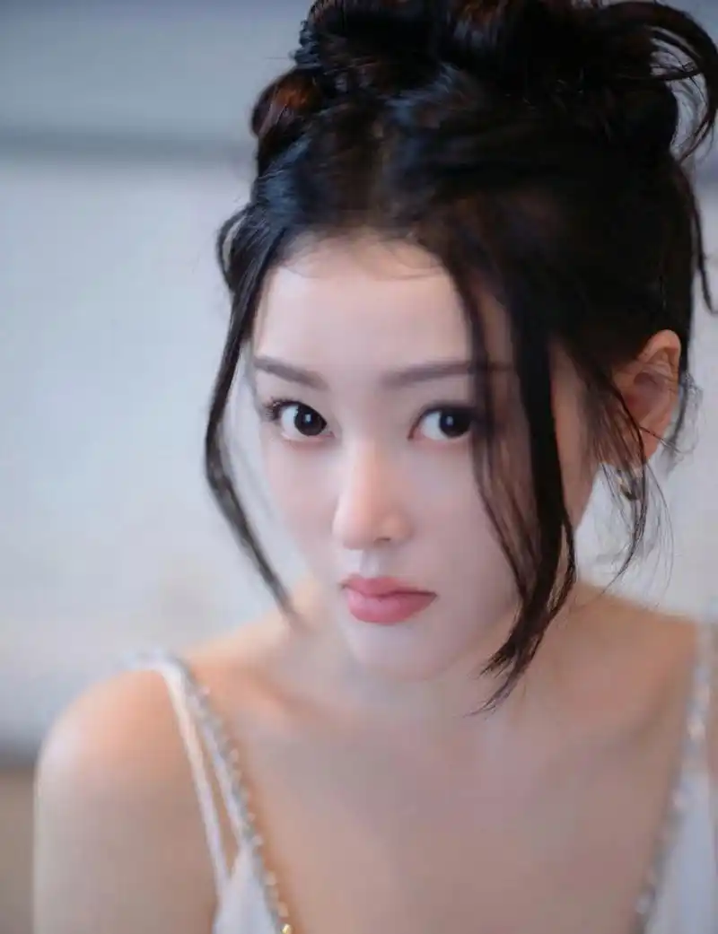 清纯妩媚,气质高雅的#张天爱# 一袭白色吊带深v礼裙,肤白貌美的容颜