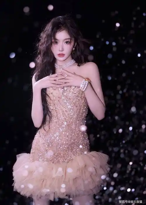 孔雪儿一袭香槟色抹胸亮片裙写真在镜头前明艳动人-搜狐大视野-搜狐