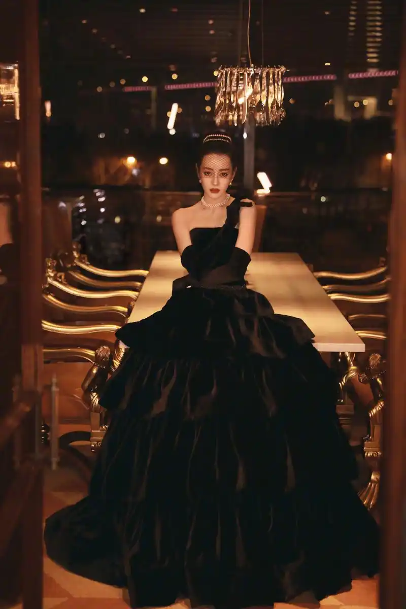 迪丽热巴赫本造型出圈,外网称迪丽热巴是赫本的继承人,你怎么看