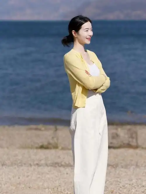 气质真的是一种很玄幻的东西,有的人不需要华丽的服饰,精致的妆容