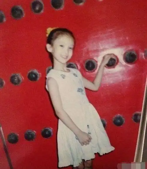 很多人都被金晨初舞台惊艳到了,从小学习舞蹈的金晨小时候气质就是