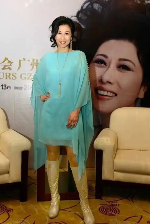 印花修身外套 修身超短裙叶倩文身材保持得真不错,看脸真有点老了,但