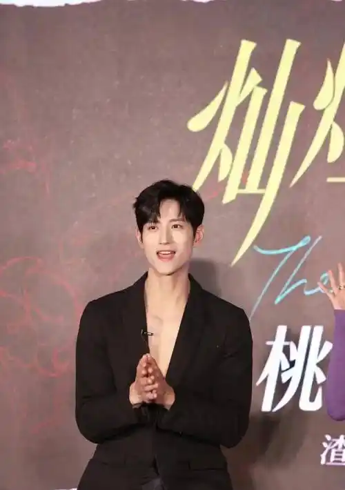 张峻宁为走红挑战穿衣极限,赤膊穿西装露胸腹肌,声称再看要扫码_观众