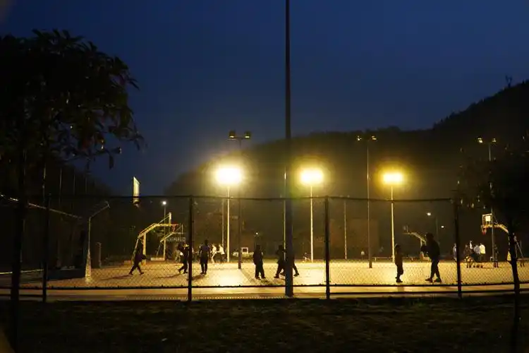 夜晚,安置区的灯光篮球场热闹起来.新华社记者 张格 摄