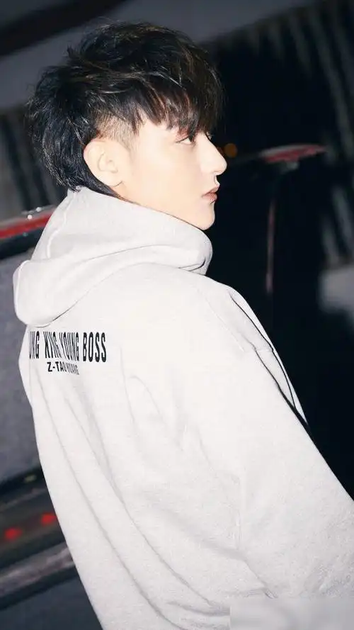 演员黄子韬炫酷又帅气来看写真照