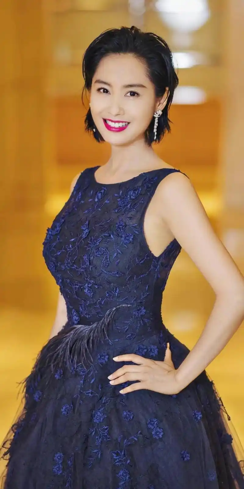 朱茵:香港影坛的璀璨明珠 朱茵,这位香港影坛的璀璨明珠,以独特的气质