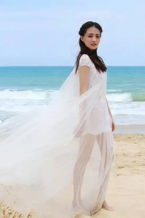 徐璐海边拍大片,穿单层纱裙甜美又撩人,容貌清纯身材出众!