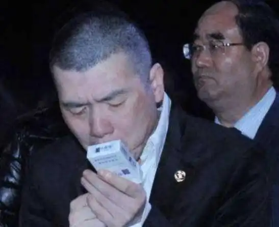 身价过亿的明星吸啥烟赵本山的最贵看到冯小刚黄渤出乎意料