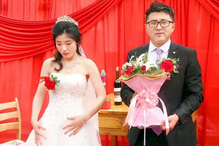 婚礼现场新娘的幸福微笑