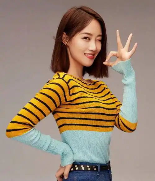 蓝盈莹厉害了,撞色挂脖上衣身材口拼接时尚衫,秀美肩帅气又撩人_白色