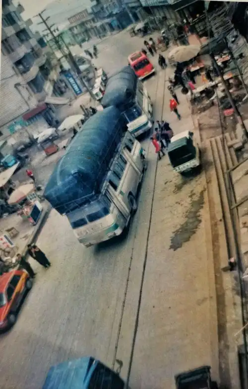 翻拍一张老照片气包车2001年春节四川威远大坝口那时用的不知什么牌子