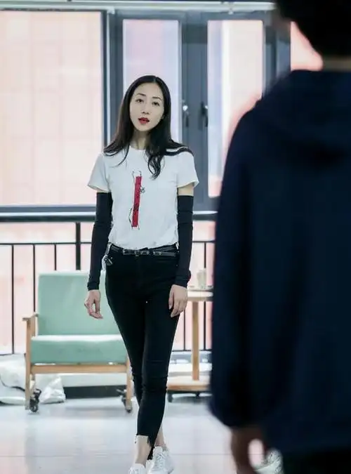 就爱看韩雪的私服穿露脐装搭牛仔阔腿裤时尚感十足