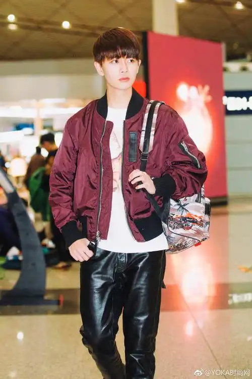 yoka向尚看#@任嘉伦allen一身休闲装出发#纽约时装周#,身穿coach x