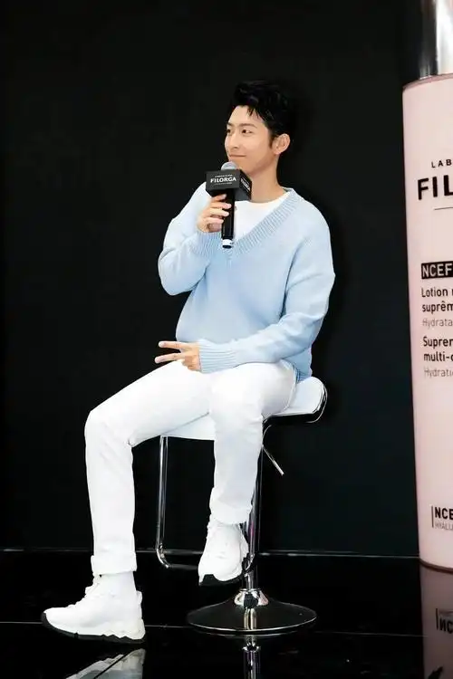 窦骁低调走机场,穿拼接t恤配黑色束腿裤,单手插兜痞帅范十足