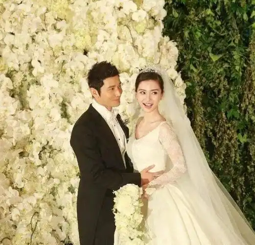 "杨颖闻言,微微颔首,轻声细语道:"我愿随晓明之意.