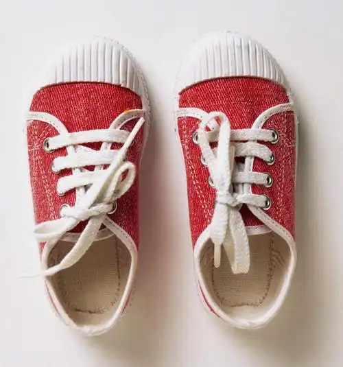 无人,竖图,俯视,室内,特写,白天,白色背景,运动鞋,静物,鞋子,一双