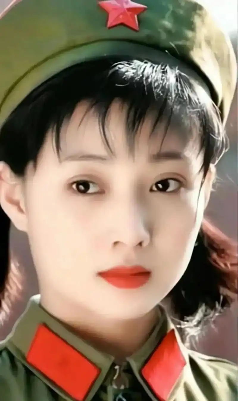 殷桃的军装照,从少女时期的青涩娇憨到中年时期成熟大气