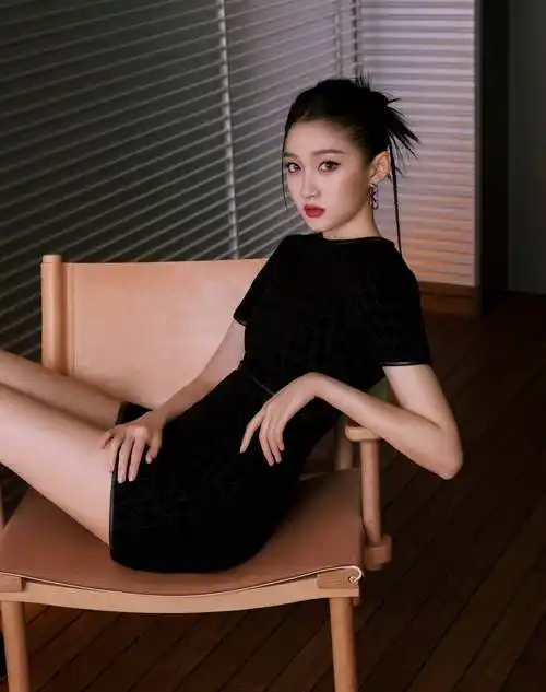 关晓彤晒出一组最新随拍,身着黑色紧身裙,性感妖娆-爱读书