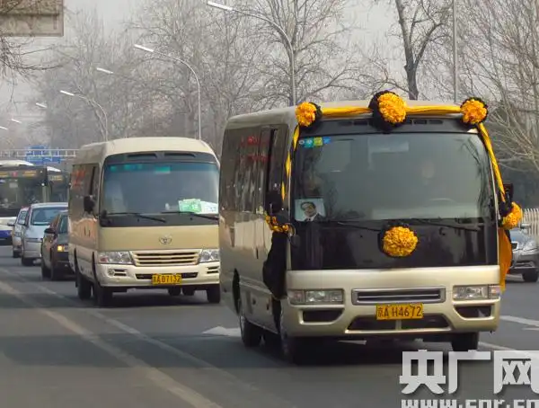 灵车前往北京八宝山殡仪馆(摄影:冯赣勇)