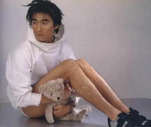 胡兵雷人写真:模仿梦露,莎朗·斯通(图)