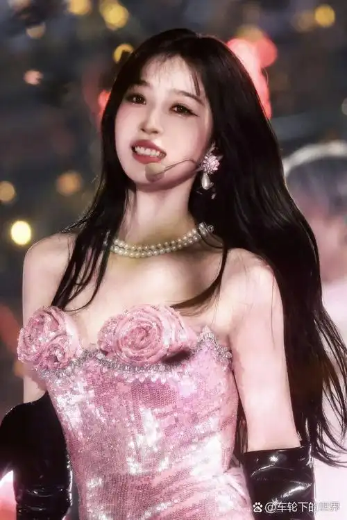 虞书欣舞姿备受争议 虞书欣在the9的炫目演唱会上,舞姿备受争议,被