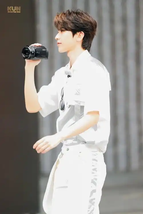 蔡徐坤奔跑吧收官夜海报预告又乖又奶的潮酷小葵