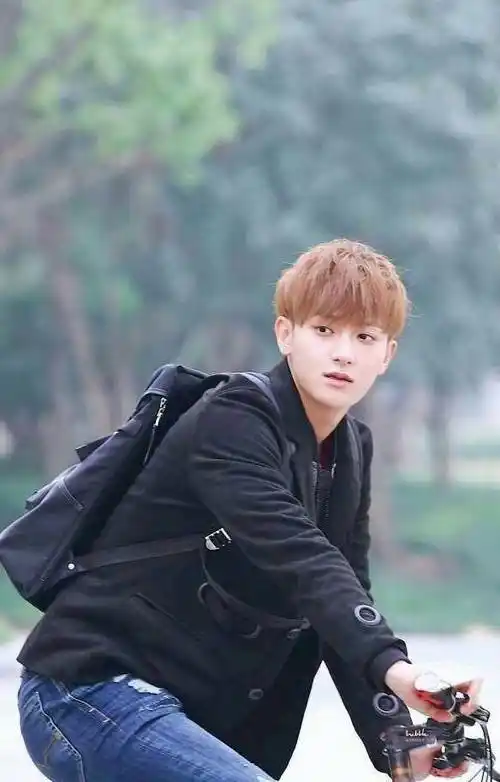 不过有些意外的是,黄子韬的公司并不是由他自己开创的,而是父亲留给他