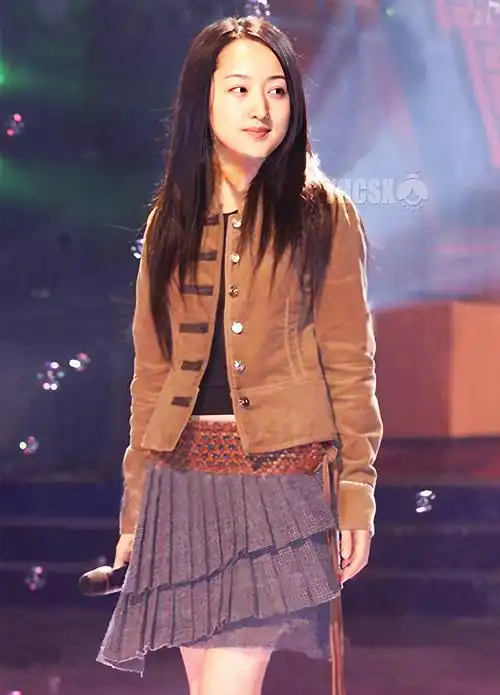 杨钰莹18年前一组旧照,牛仔小褂搭短裙,甜美中透着几分酷帅