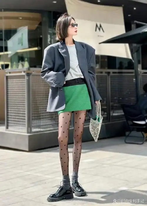 又被杨幂的街拍惊艳了!"西装 短裙"时髦显腿长,照着穿太美了