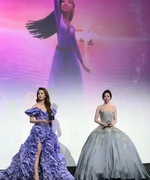 刘亦菲张靓颖同台"扮公主",紫罗兰裙和美人鱼亮片裙,好绝好美_迪士尼