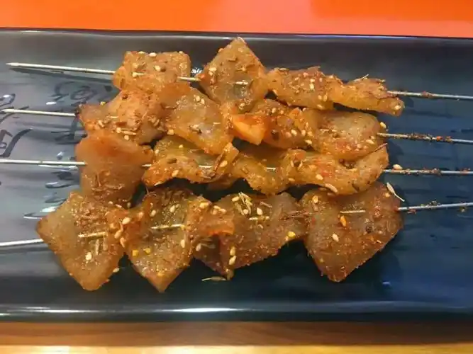 烤肉皮可是咱们东北烧烤的特色之一,烤熟之后的肉皮特劲道,一口咬下去