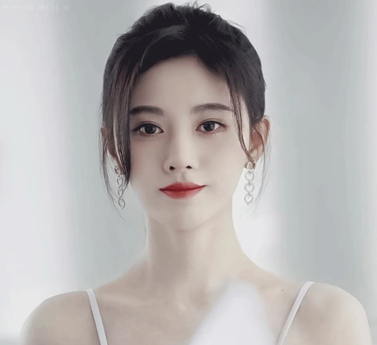 都说鞠婧祎是"人造美女",当镜头放大十倍怼脸拍,这效果太真实了