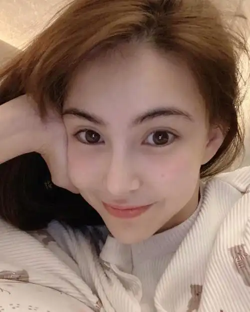 天王嫂晒素颜照怼脸自拍粉嫩如少女身材好不像孩子妈