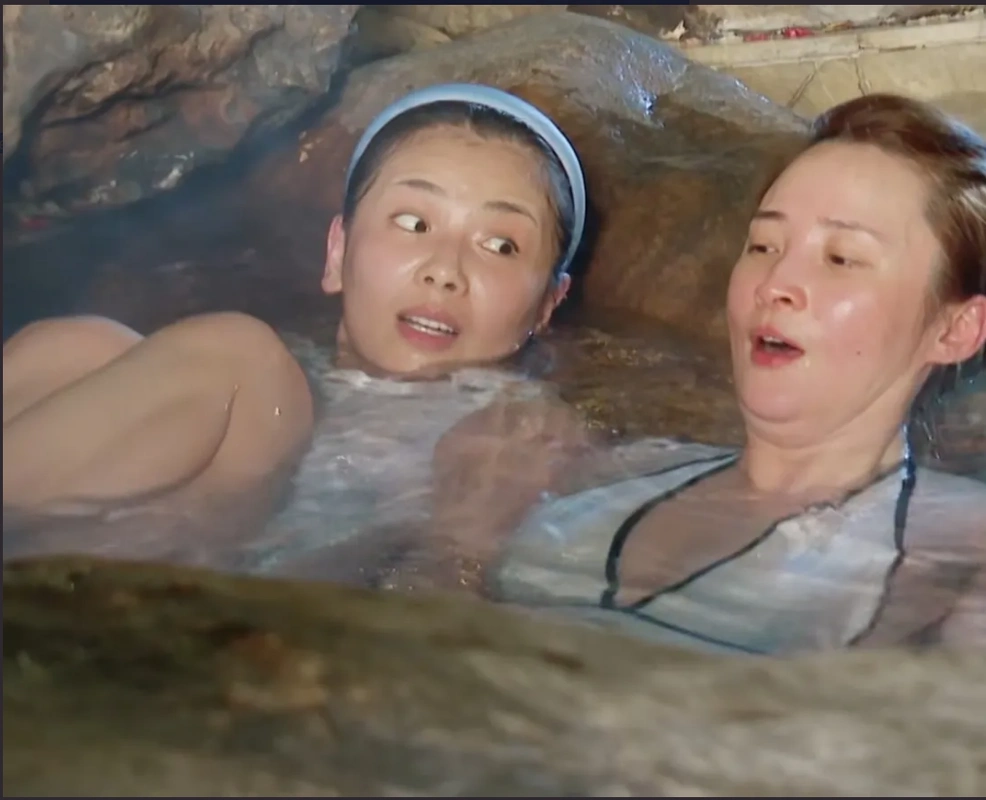 秦海璐穿东北碎花风泳衣,王新军直言秦海璐像朵"大牡丹花".