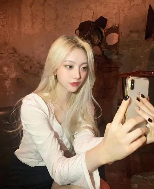 女孩将头发染成金色,漂亮得像洋娃娃