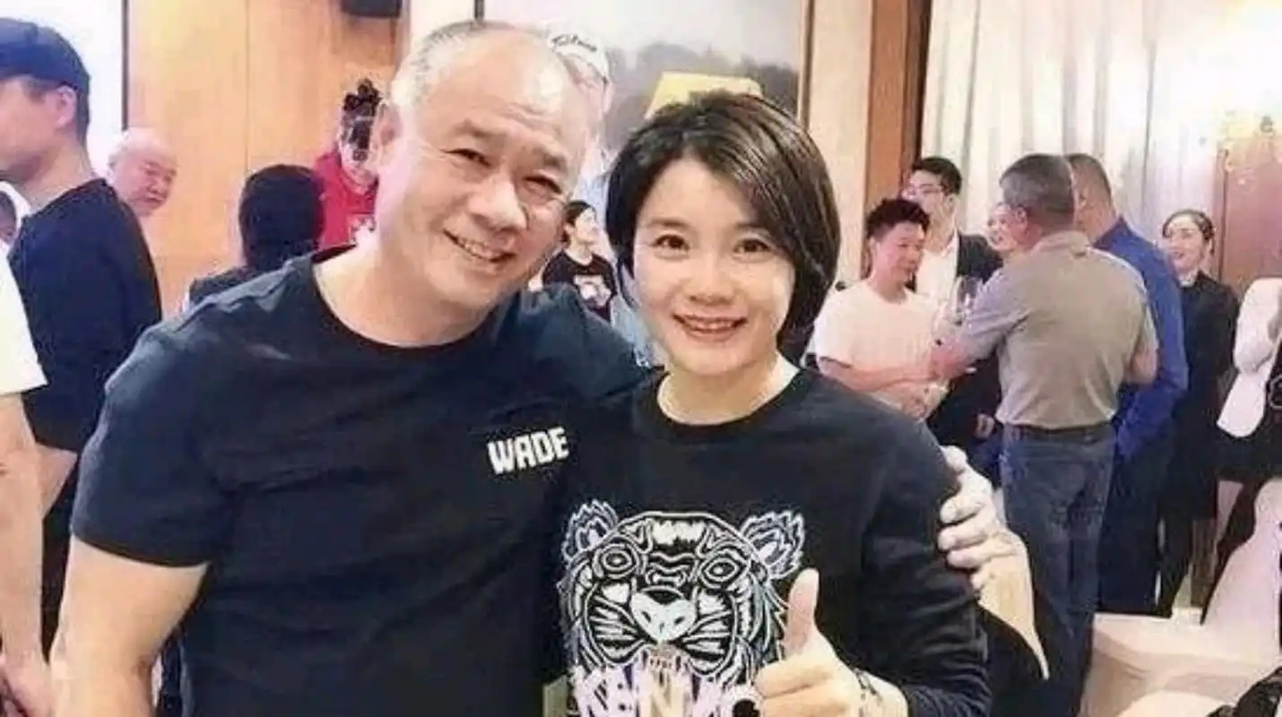 60岁李宁与62岁妻子合照,宛如两辈人,李宁满头白发像爷爷,妻子依旧貌