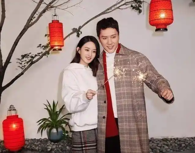 赵丽颖吃瓜时不经意嘟嘴,被镜头拍到后,害羞的看向黄晓明_照片_节目