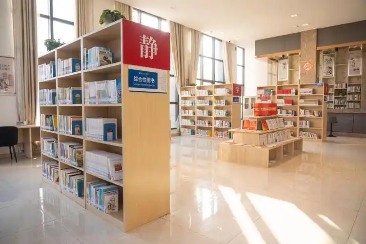 上派镇综合文化站阅读空间馆内面积200余平米,常态化开展阅读分享