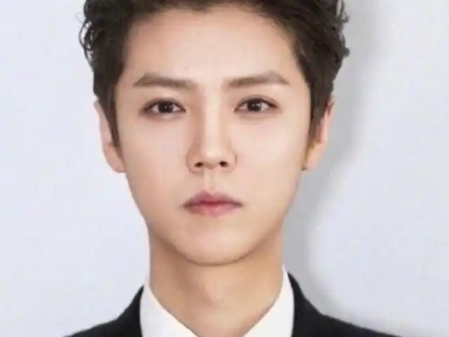 同为男星证件照,王源甜美,王俊凯帅气,看见罗云熙瞬间心动!