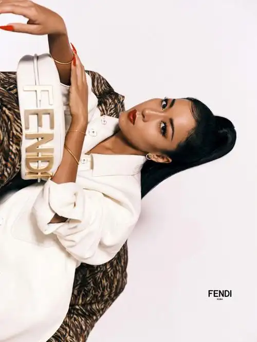 辛辣的照相机fendi吉克隽逸