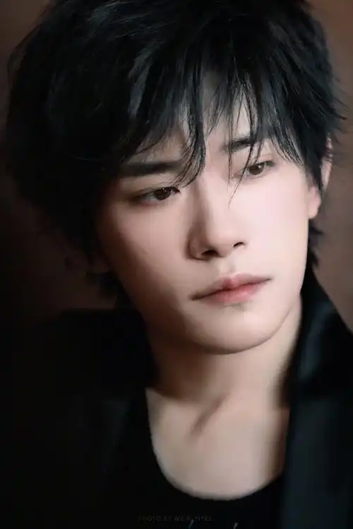 易烊千玺elle3月刊封面##易烊千玺elle世界尽头大片