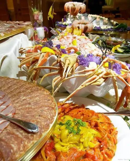 法国奢侈品集团路易威登老板贝尔纳·阿尔诺,近日在巴黎一起共进午餐