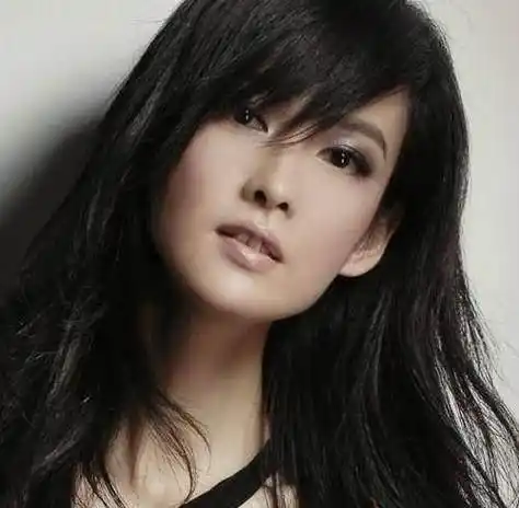 周慧敏的头像是2014年更新的头像,不过和现在晒出的这张照片相比,无论