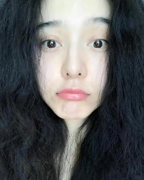 范冰冰晒素颜照嘟嘴卖萌 神回复支招瘦身撒狗粮