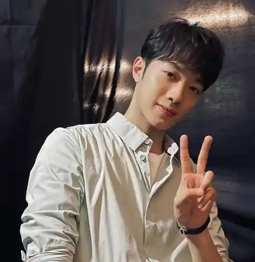 原创赖冠霖baby新剧太甜了吻戏全程高能baby成新晋年下男友收割机