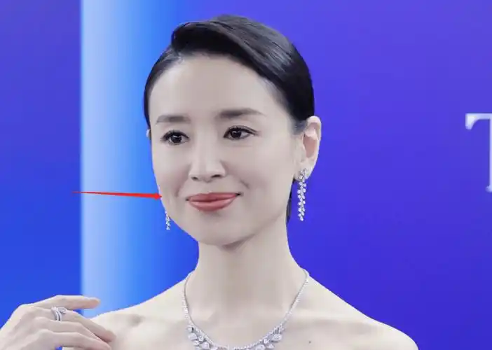 43岁董洁戴百万珠宝亮相,身材干瘪脸带苦相,与高圆圆同框差距大