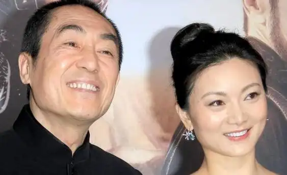 自陈婷在微博上发文宣布取消张艺谋妻子认证后,这对比张艺谋小31岁的