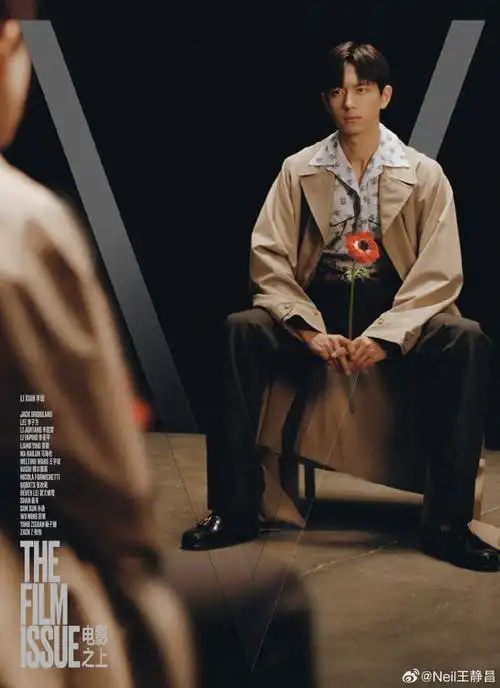 《v》新刊封面,平静的人物镜头,黑色背景更有电影感!