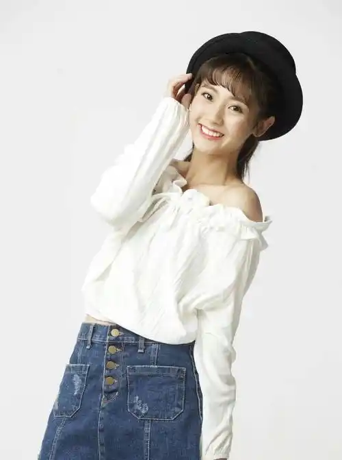 演《小时光》一炮而红,今穿白色隔断裙美成公主,看得想恋爱了_邢菲_一