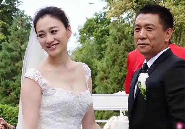 演员李小冉被富商男友折磨4年39岁嫁给异性闺蜜给了她5个亿